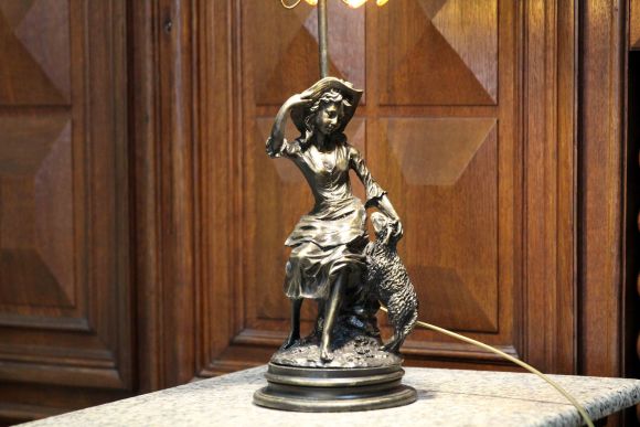  Настольная лампа с романтическим сюжетом