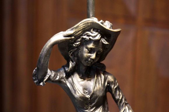  Настольная лампа с романтическим сюжетом