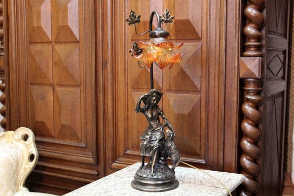  Настольная лампа с романтическим сюжетом