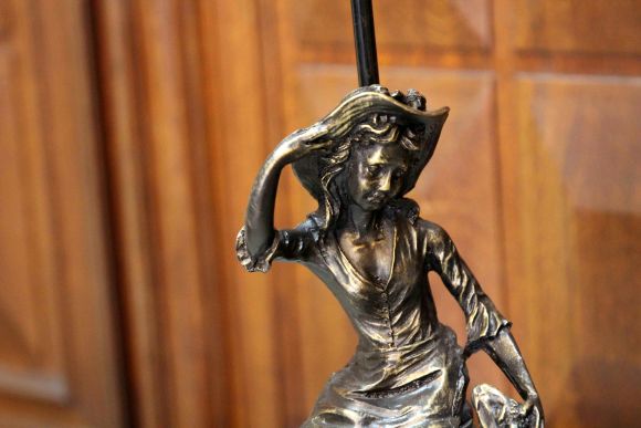  Настольная лампа с романтическим сюжетом