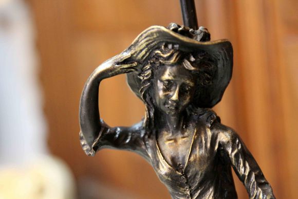  Настольная лампа с романтическим сюжетом