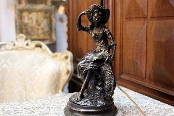  Настольная лампа с романтическим сюжетом