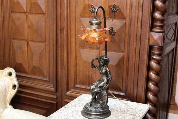  Настольная лампа с романтическим сюжетом