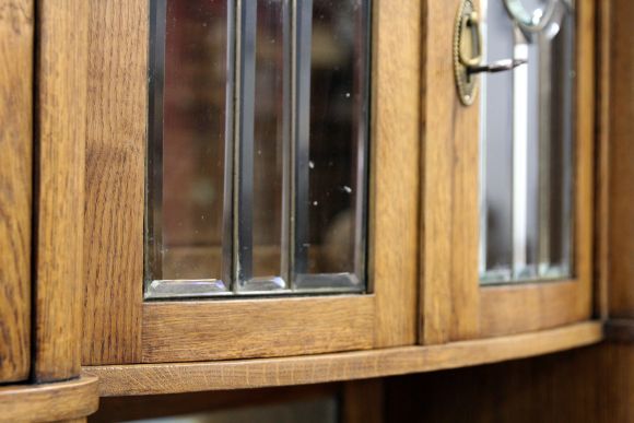 Потрясающий антикварный шкаф-буфет из массива дуба. Европа. Начало 20 века.