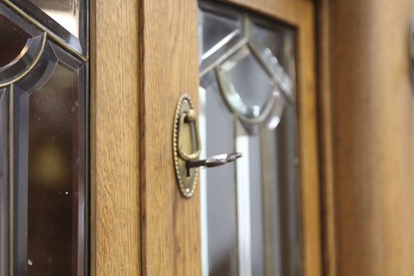 Потрясающий антикварный шкаф-буфет из массива дуба. Европа. Начало 20 века.