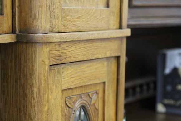 Потрясающий антикварный шкаф-буфет из массива дуба. Европа. Начало 20 века.