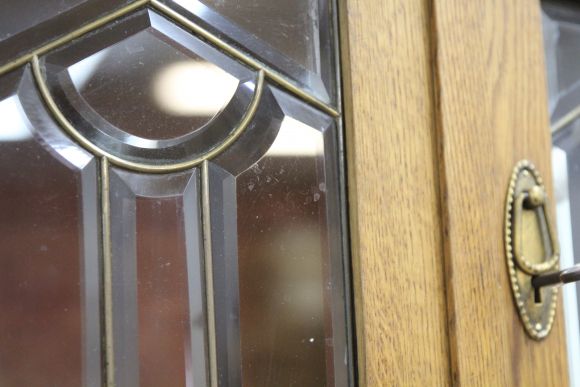 Потрясающий антикварный шкаф-буфет из массива дуба. Европа. Начало 20 века.