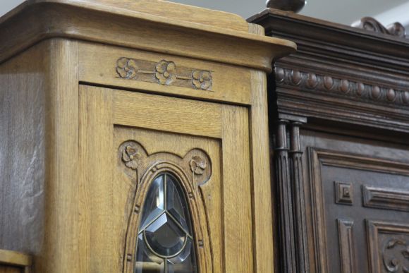 Потрясающий антикварный шкаф-буфет из массива дуба. Европа. Начало 20 века.