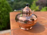 Очаровательный круглый чайник из меди.