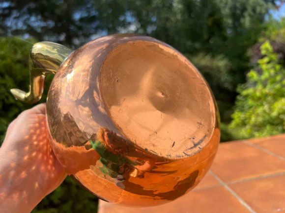 Очаровательный круглый чайник из меди.