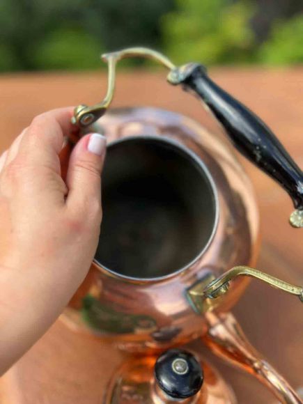 Очаровательный круглый чайник из меди.