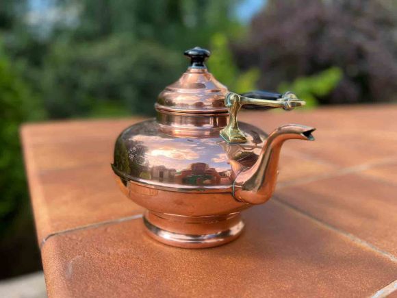 Очаровательный круглый чайник из меди.