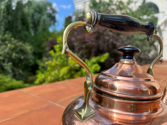 Очаровательный круглый чайник из меди.