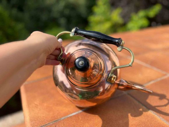 Очаровательный круглый чайник из меди.