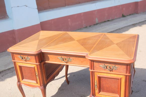 Антикварный стол с двумя тумбами