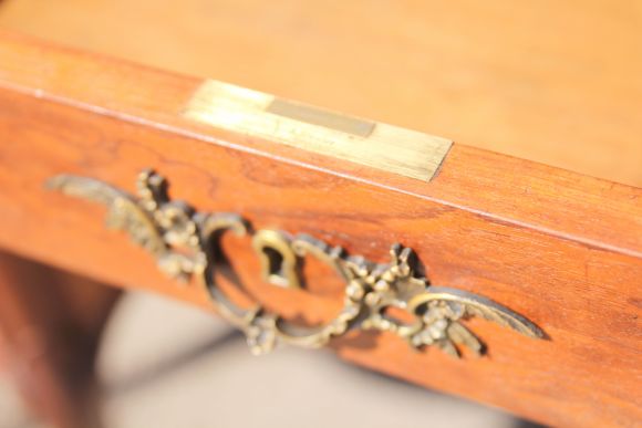 Антикварный стол с двумя тумбами