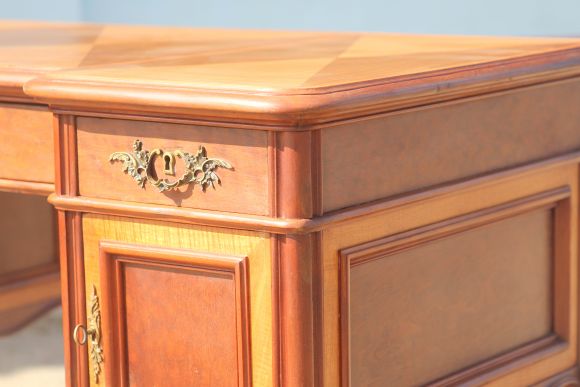 Антикварный стол с двумя тумбами