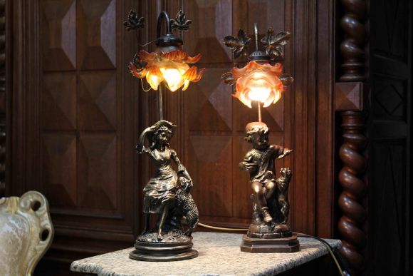 Настольная винтажная лампа сюжет мальчик с кошкой