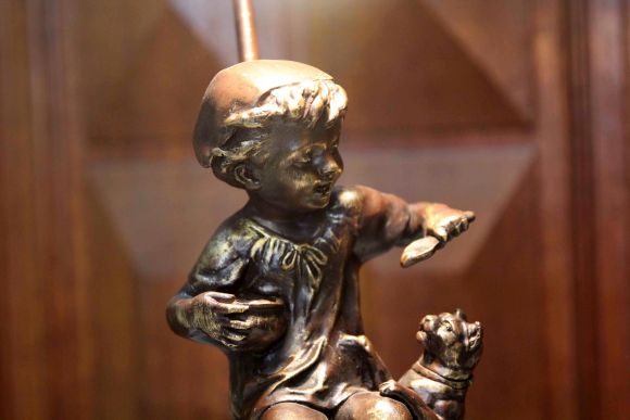 Настольная винтажная лампа сюжет мальчик с кошкой