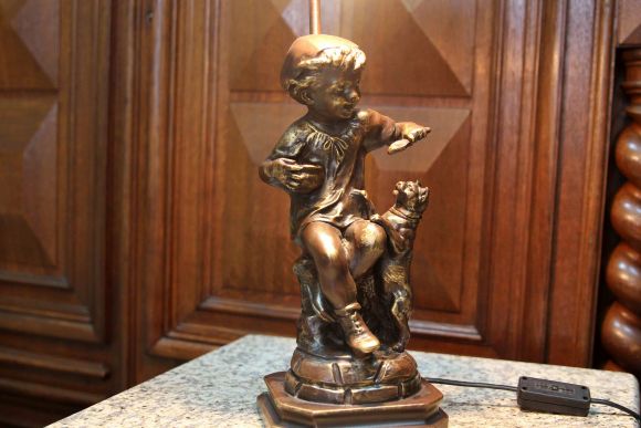 Настольная винтажная лампа сюжет мальчик с кошкой