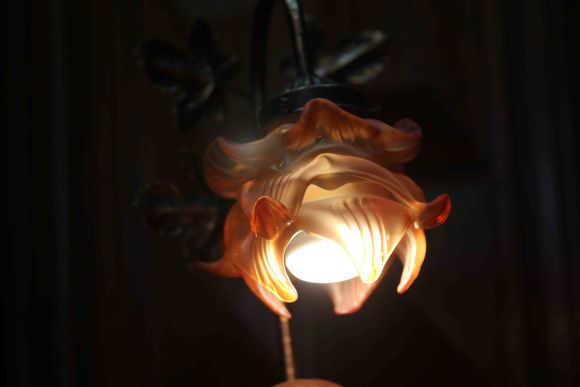 Настольная винтажная лампа сюжет мальчик с кошкой