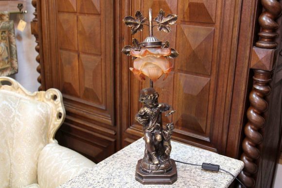 Настольная винтажная лампа сюжет мальчик с кошкой