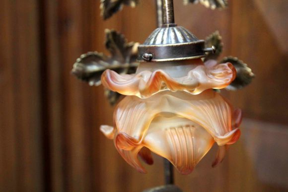 Настольная винтажная лампа сюжет мальчик с кошкой