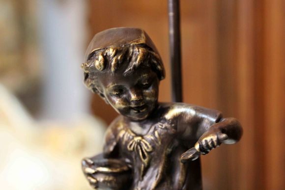 Настольная винтажная лампа сюжет мальчик с кошкой