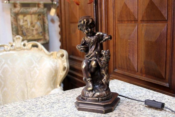 Настольная винтажная лампа сюжет мальчик с кошкой