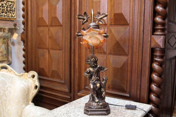 Настольная винтажная лампа сюжет мальчик с кошкой