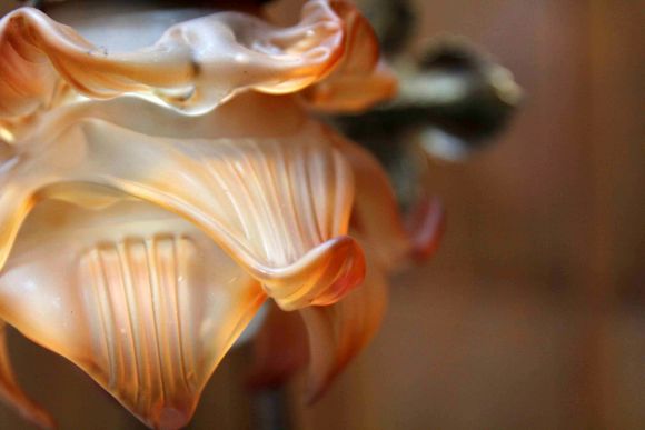 Настольная винтажная лампа сюжет мальчик с кошкой