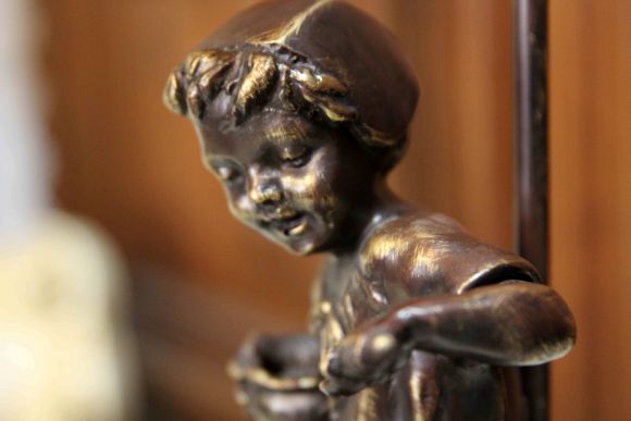 Настольная винтажная лампа сюжет мальчик с кошкой