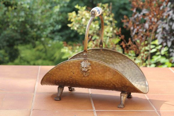 Замечательная старинная латунная дровница на лапках. Начало 20 века.