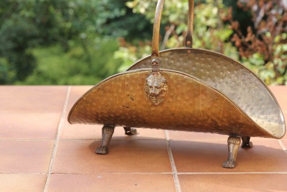 Замечательная старинная латунная дровница на лапках. Начало 20 века.