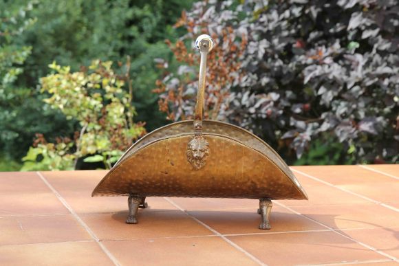 Замечательная старинная латунная дровница на лапках. Начало 20 века.