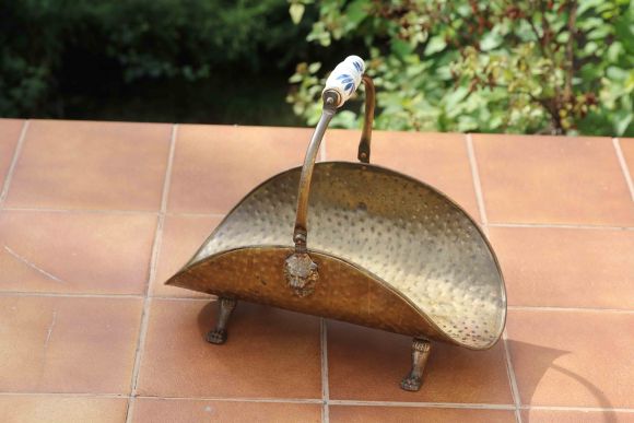 Замечательная старинная латунная дровница на лапках. Начало 20 века.