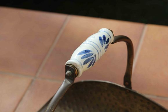 Замечательная старинная латунная дровница на лапках. Начало 20 века.