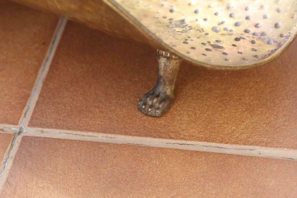 Замечательная старинная латунная дровница на лапках. Начало 20 века.