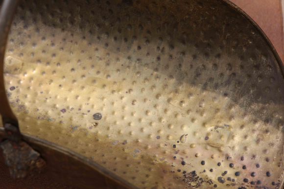 Замечательная старинная латунная дровница на лапках. Начало 20 века.