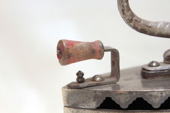 Коллекционный утюг с красной ручкой. Идеальное состояние