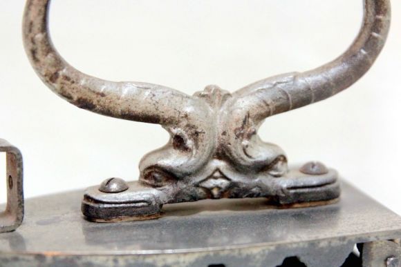 Коллекционный утюг с красной ручкой. Идеальное состояние