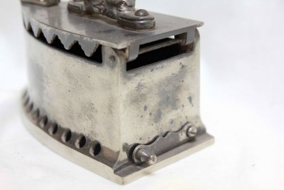 Коллекционный утюг с красной ручкой. Идеальное состояние