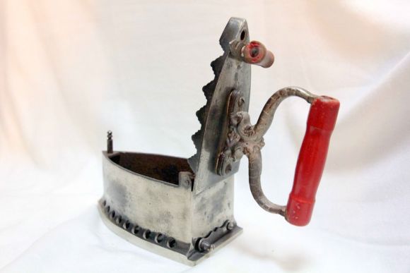 Коллекционный утюг с красной ручкой. Идеальное состояние