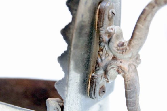 Коллекционный утюг с красной ручкой. Идеальное состояние