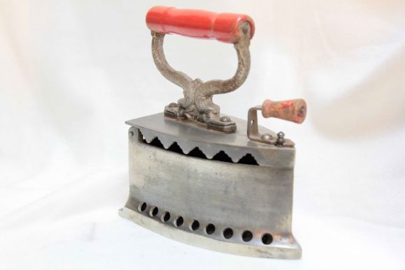 Коллекционный утюг с красной ручкой. Идеальное состояние