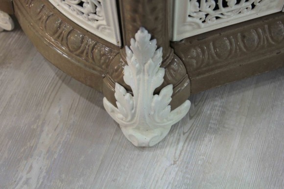 Антикварная чугунная печь в великолепном исполнении. Европа. Конец 19 века