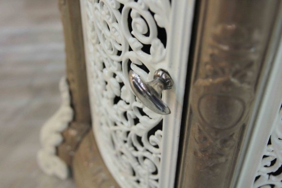 Антикварная чугунная печь в великолепном исполнении. Европа. Конец 19 века