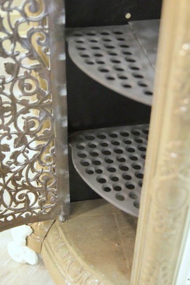 Антикварная чугунная печь в великолепном исполнении. Европа. Конец 19 века