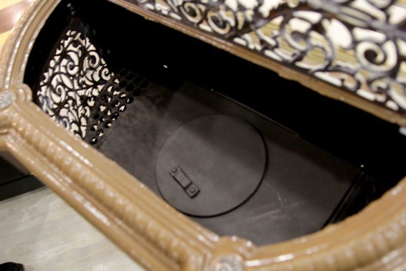 Антикварная чугунная печь в великолепном исполнении. Европа. Конец 19 века