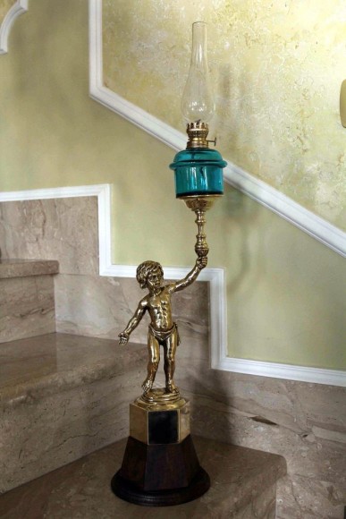 Старинная, раритетная керосиновая лампа. Европа